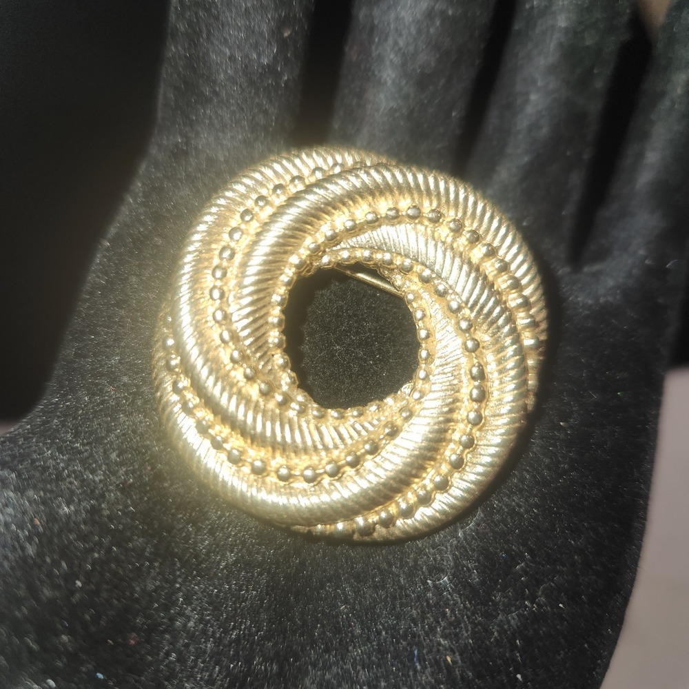 Vintage Trifari Gold Tone Circle Brooch Textured Rope‎ Beaded Wreath Pin Signed